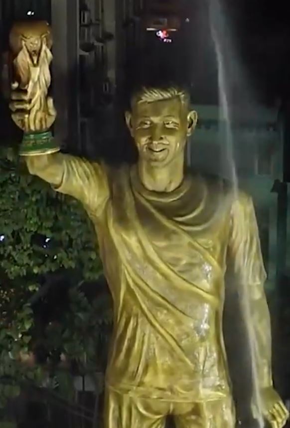 ESPN盘点足坛“奇葩”雕像：萨拉赫、C罗、大罗、法尔考在列