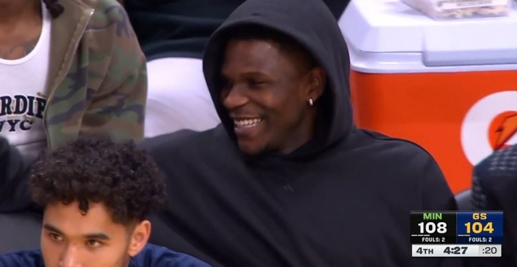 这么开心的嘛！穆迪追身三分再进追到差4分 爱德华兹场下呲牙笑