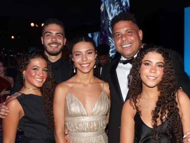 今日趣图：传下去，38岁的梅西和我踢球，都得跑着去捡球