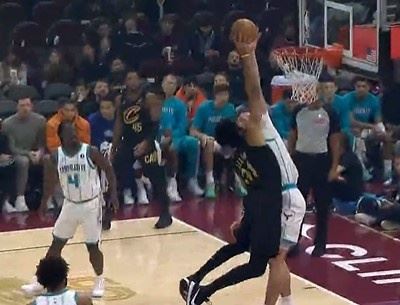 此路不通！阿伦顺下试图隔扣 遭卡尔克布伦纳迎面大帽