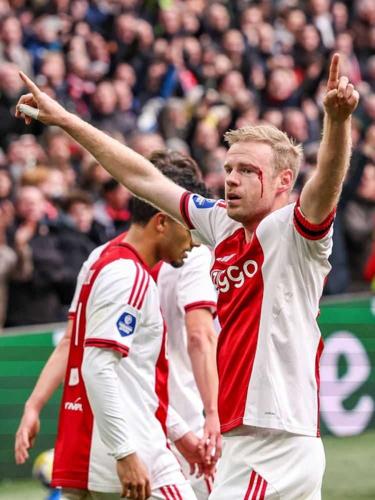 太激动了！阿贾克斯中场克拉森庆祝进球时被队友撞伤