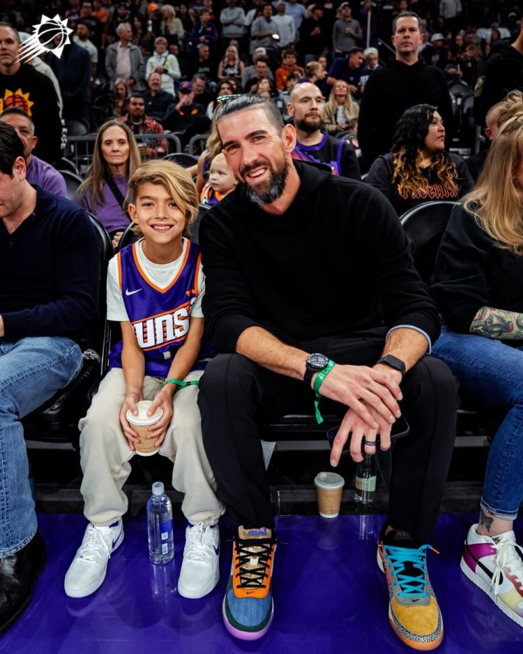  23枚奥运金牌得主菲尔普斯观战湖人VS太阳比赛！脚穿布克签名鞋！