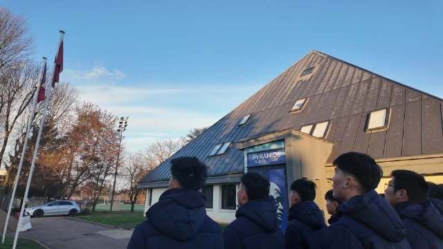 “中国犀旺队”在法国欧塞尔足球训练基地举行升国旗仪式