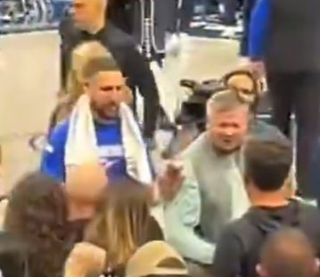 眼里只有爱人！克莱轻轻推开工作人员 径直走向马冬梅献上亲吻！