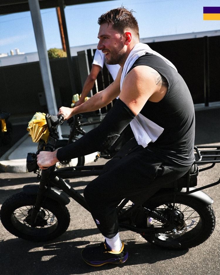 詹姆斯家喜提两辆！东契奇豪送100多辆E-Bikes 湖人上下都有份儿