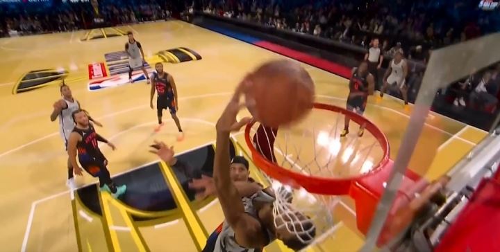 哈特只能一楼观看！文班挡拆顺下 二楼接瓦塞尔高抛空接背扣砸进