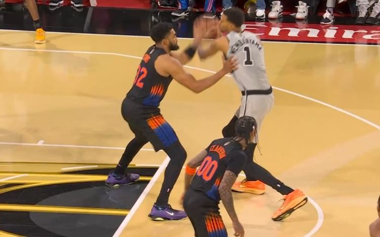 太快了！唐斯攻防两端光速被吹2次犯规 送文班两罚全中