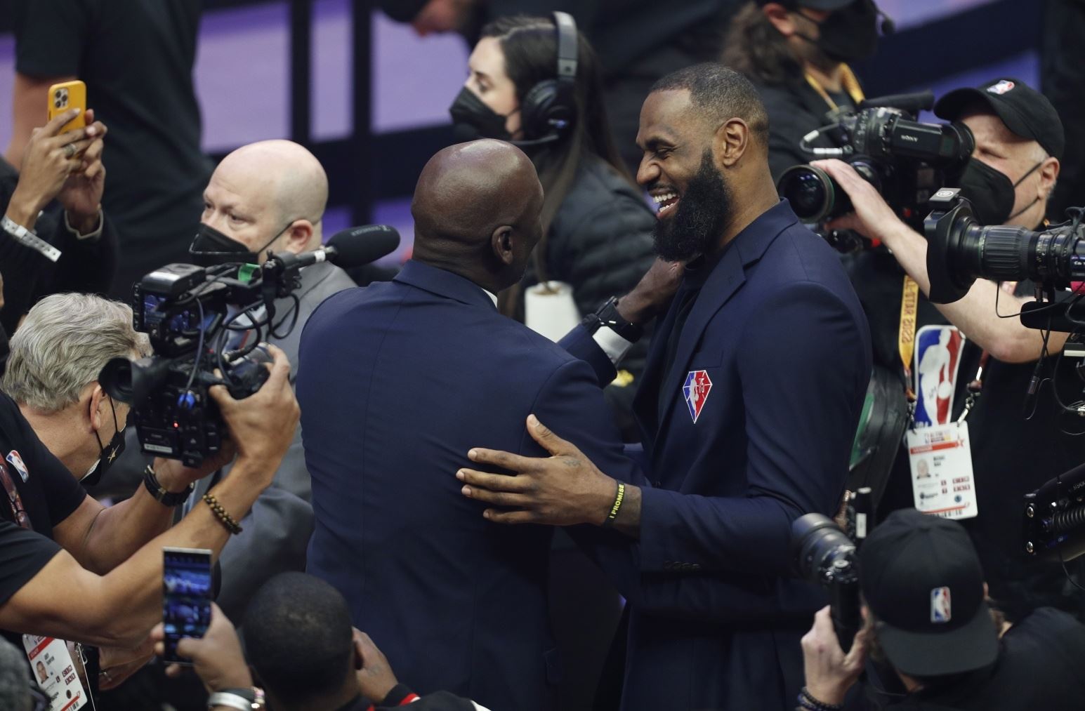 富保罗：若有人能与乔丹并驾齐驱那就是詹姆斯 科比也是 库里也是