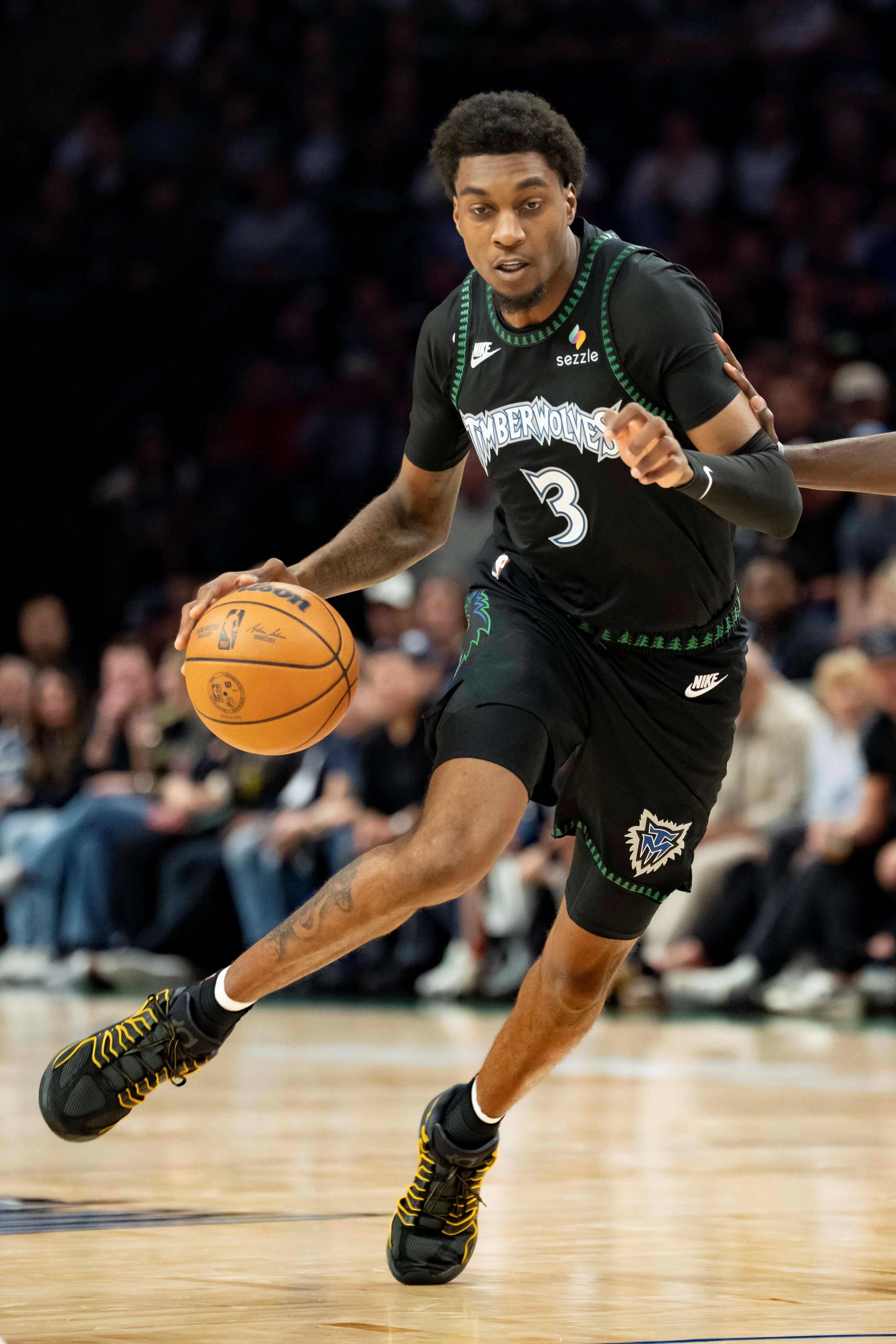 芬奇：麦丹充分利用错位优势 进攻已到新阶段要确保他有足够球权