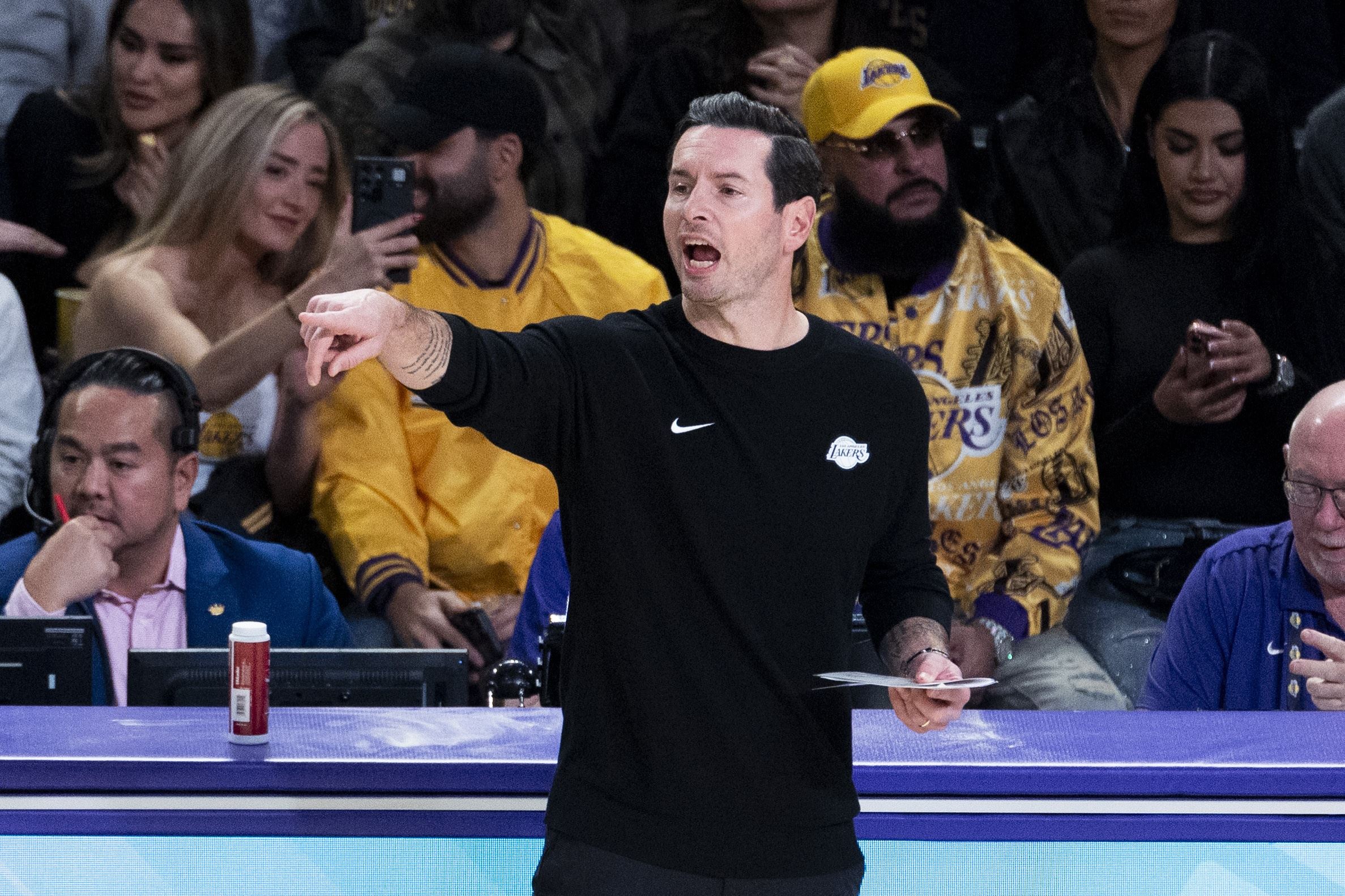 挑战决定值得商榷！布克帽拉拉维亚脚上出界 雷迪克挑战犯规失败