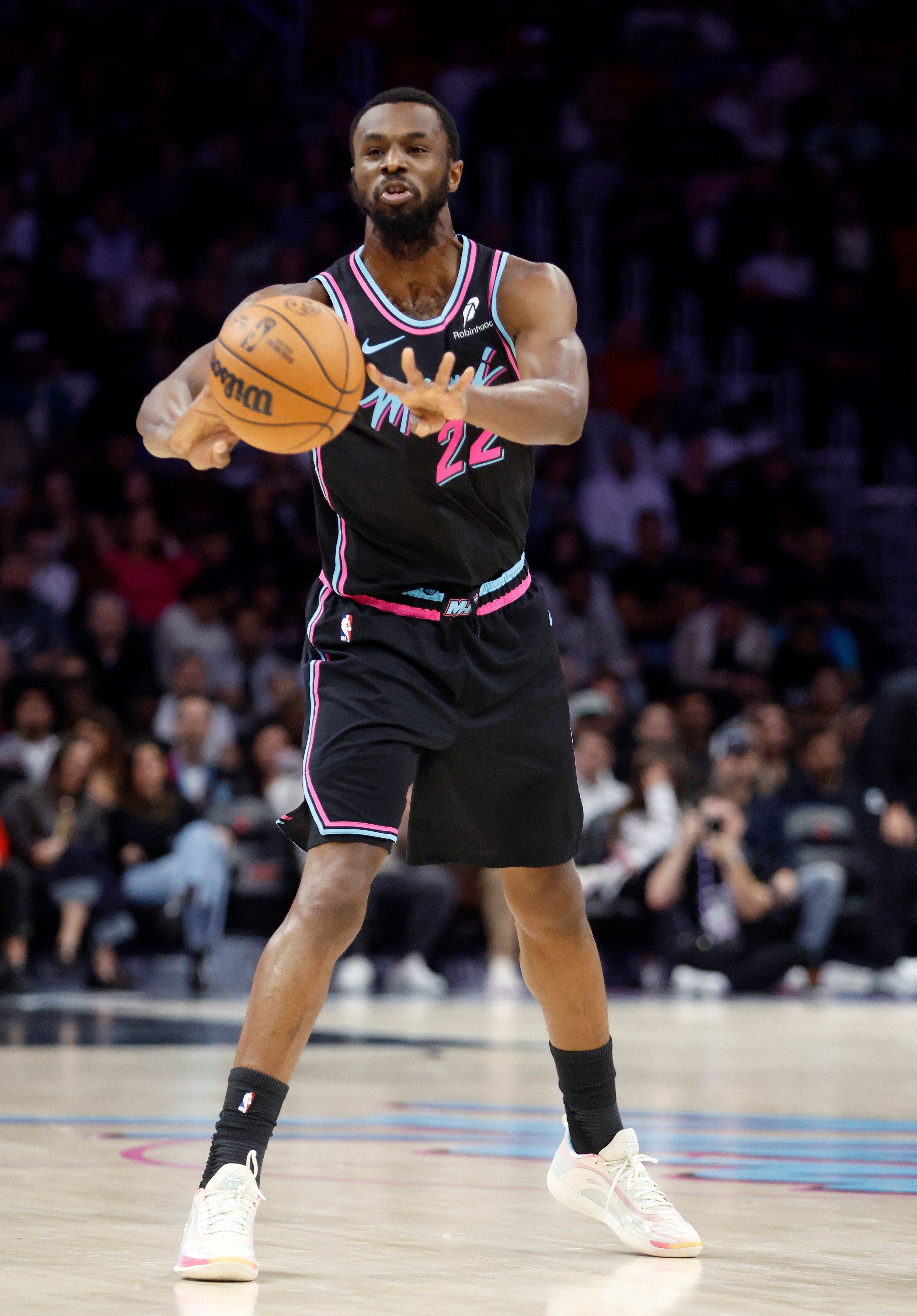 斯波：维金斯是联盟顶尖的双向侧翼球员之一 他能从一防到五