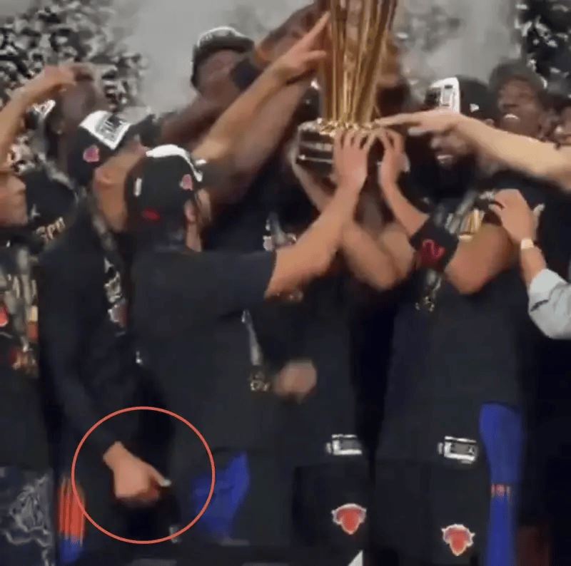 [流言板]戳布伦森屁股被拍！哈特发推：完蛋，被4K相机捕捉到了-NBA新闻